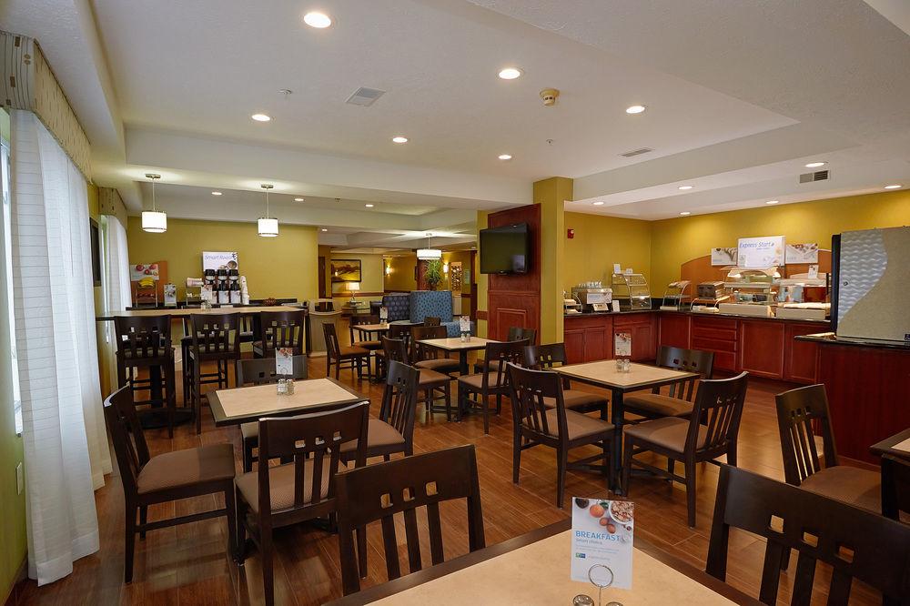 Holiday Inn Express Hotel & Suites Cadillac By Ihg מראה חיצוני תמונה