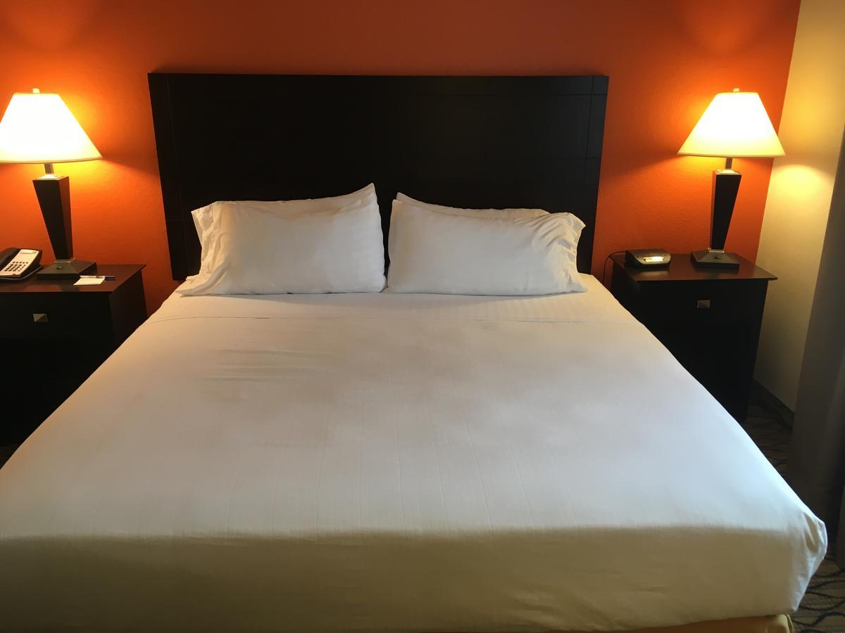 Holiday Inn Express Hotel & Suites Cadillac By Ihg מראה חיצוני תמונה