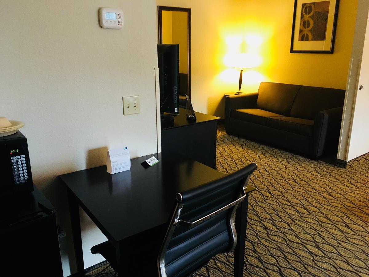 Holiday Inn Express Hotel & Suites Cadillac By Ihg מראה חיצוני תמונה