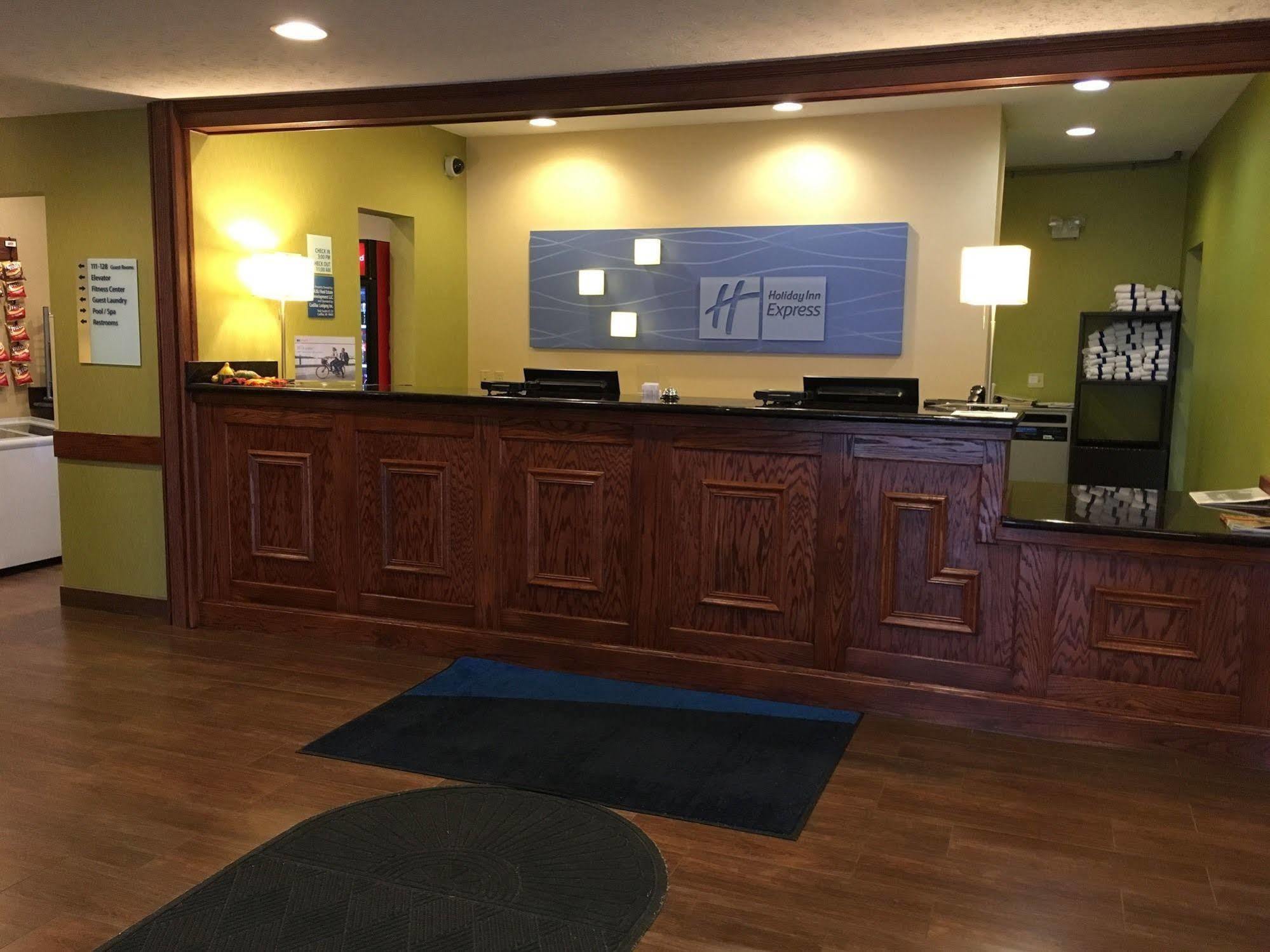 Holiday Inn Express Hotel & Suites Cadillac By Ihg מראה חיצוני תמונה